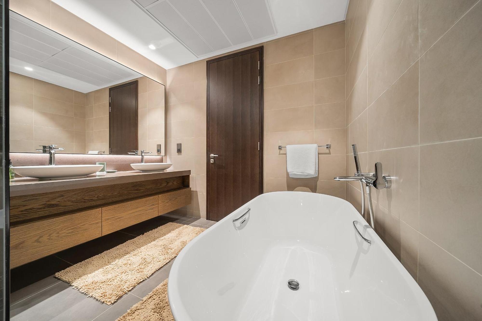 Vayk - Elegant 1 Bd With Scenic Marina Views *