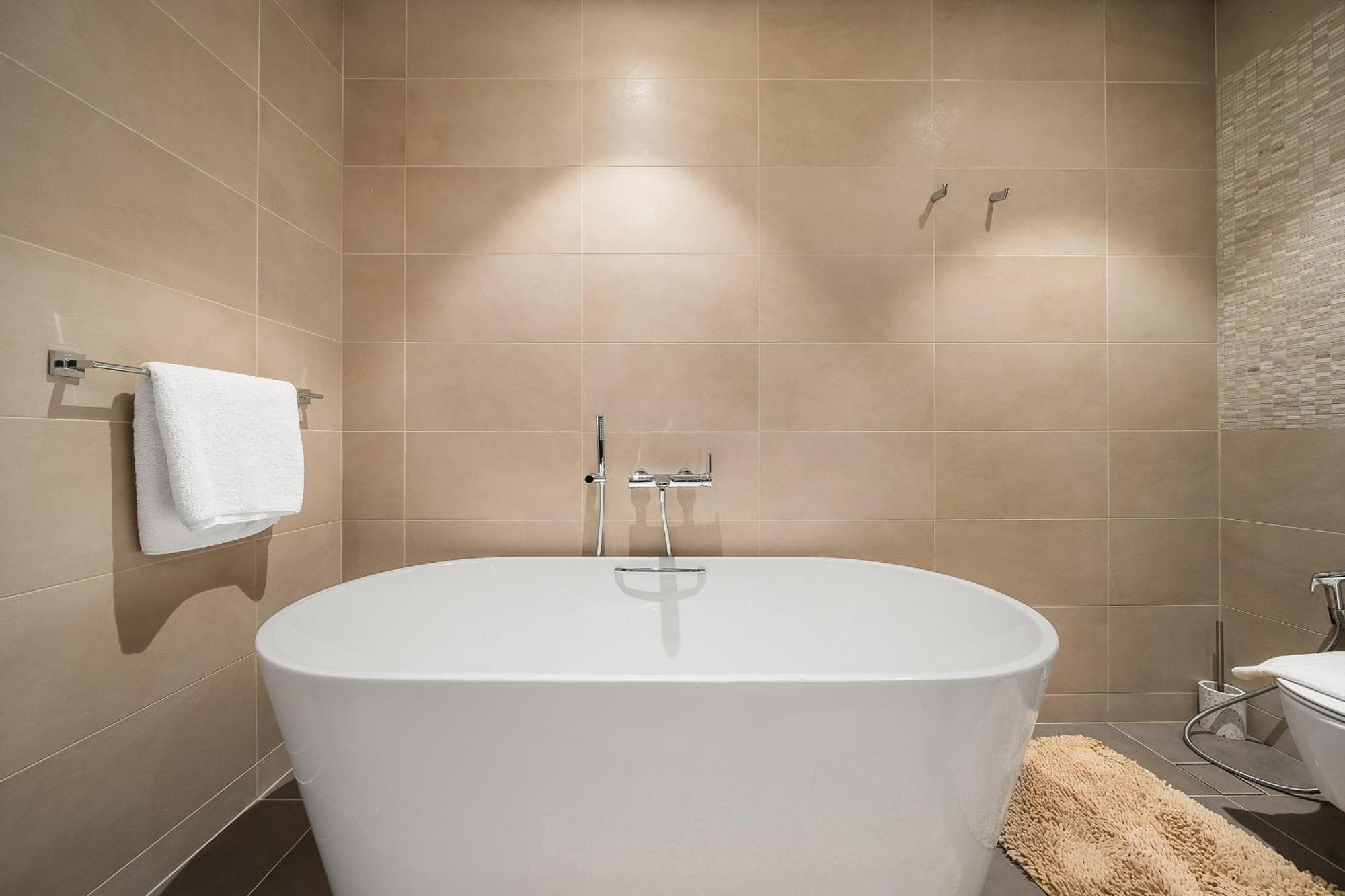 Vayk - Elegant 1 Bd With Scenic Marina Views *