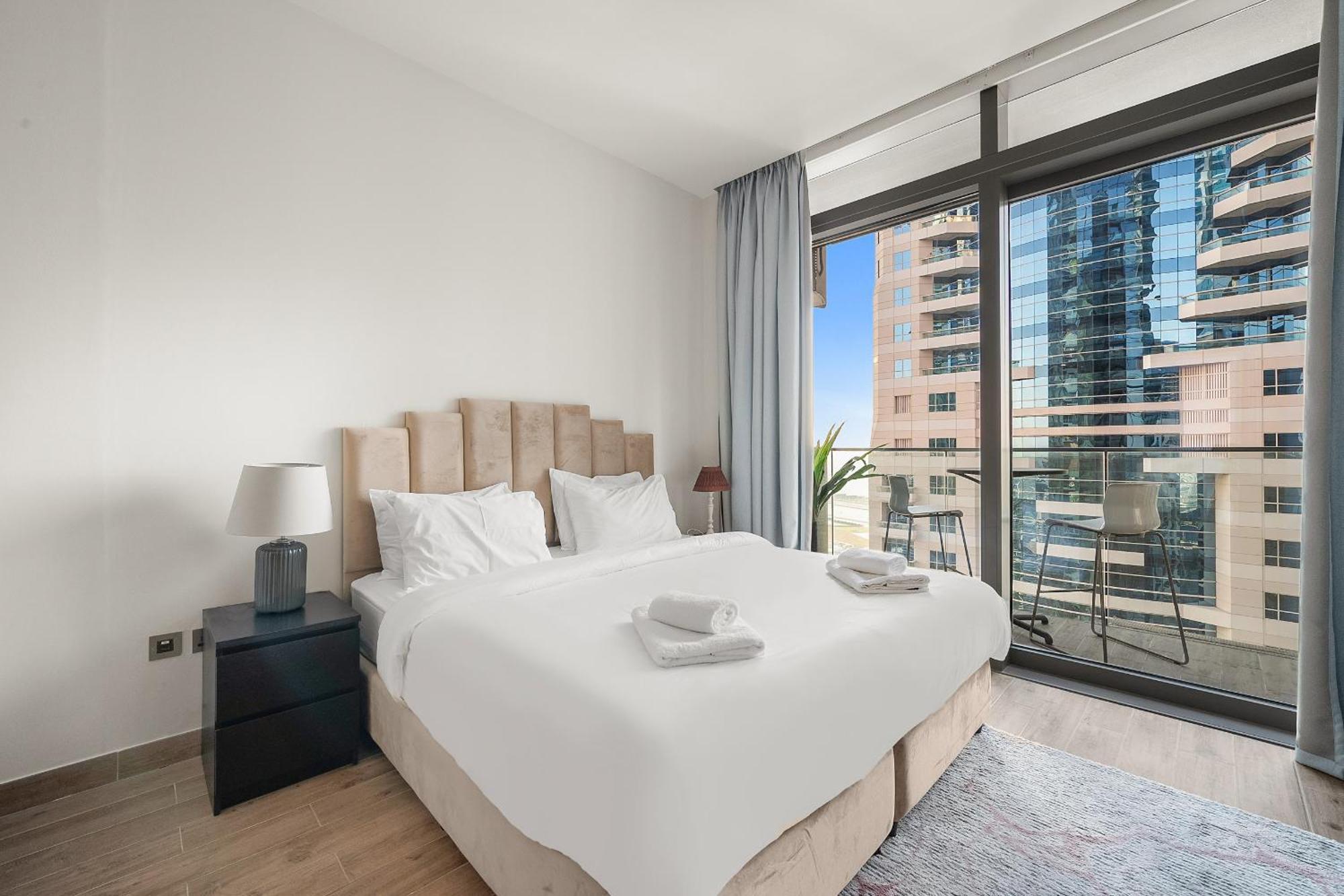 Apartment Vayk - Elegant 1 Bd With Scenic Marina Views